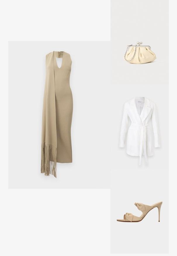 Blazer blanco de manga larga con solapas con muescas, dos bolsillos delanteros y un cinturón para atar en la cintura, colgado sobre un fondo liso.; Vestido maxi sin mangas de color beige con escote en forma de ojo de cerradura y bufanda larga adjunta que presenta flecos en un lado.; Sandalia mule de tacón alto color beige con dos tiras nudo retorcidas y tacón stiletto delgado sobre fondo blanco.; Clutch de cuero beige plisado con un marco de metal plateado, que cuenta con dos broches decorativos redondos y una correa de cadena plateada.