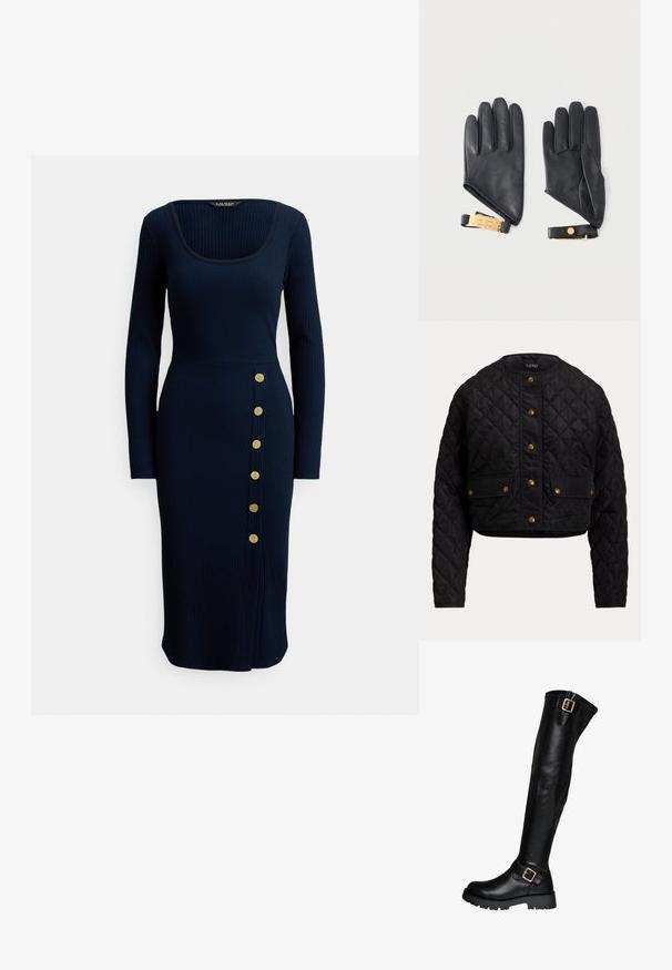 Zwarte doorgestikte jas met ronde hals, lange mouwen, knoopsluiting aan de voorkant en twee klepzakken met gouden knopen.; Marineblauwe geribde midi-jurk met een vierkante halslijn en lange mouwen, voorzien van een zijkant met zes gouden knopen als detail.; Zwarte leren kniehoge laars met een dikke zool en twee gouden gespstraps, één bij de enkels en één aan de bovenkant.; Een paar zwarte leren handschoenen met gouden gespsluitingen, plat liggend met de handpalmen naar beneden op een eenvoudige lichte achtergrond.