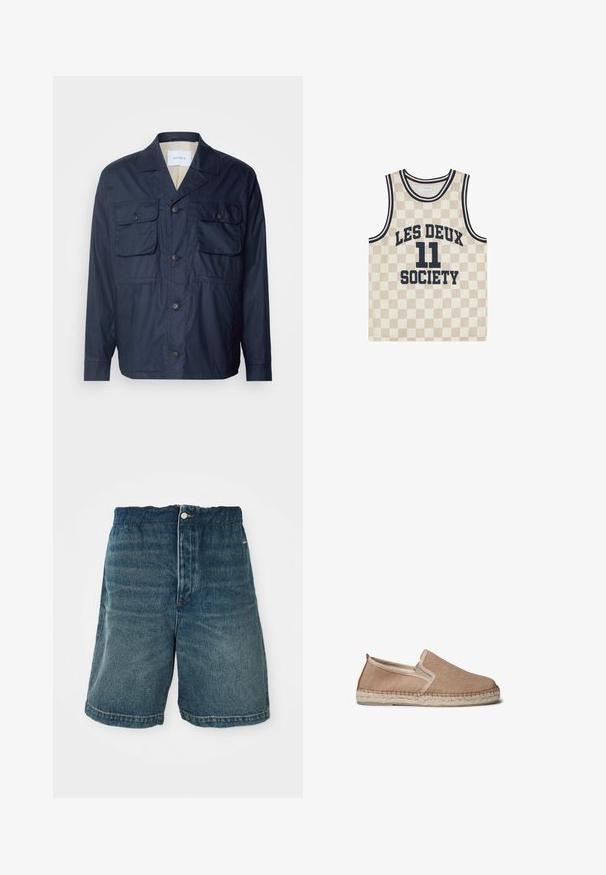 Chaqueta ligera de color azul marino con dos bolsillos frontales, cierre de botones y forro interior a rayas. Presenta un cuello clásico y un corte relajado.; Camiseta sin mangas de baloncesto con un patrón de cuadros en beige y crema, con texto en azul marino que dice "LES DEUX" y "11 SOCIETY", con un cuello acanalado.; Pantalones cortos de mezclilla en azul oscuro con un ajuste holgado, que cuentan con un cierre de botón y costuras visibles a lo largo del dobladillo y los bolsillos.; Alpargata beige de lona con suela trenzada de yute y detalle de panel elástico lateral sobre fondo blanco.