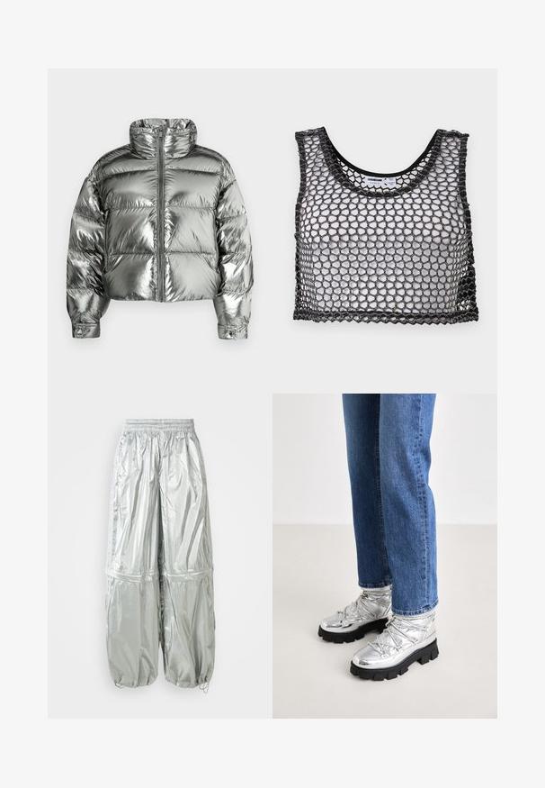 Silberne Steppjacke mit hohem Kragen, wattiertem Design, metallischem Finish, Reißverschluss vorne und elastischen Bündchen. Kurz geschnittene Länge, glatte Textur.; Schwarzes ärmelloses Crop-Top mit weitem Netzgewebe und gezackten Kanten, flach ausgebreitet mit Blick auf die Vorderseite und die inneren Etikett-Details.; Silberne leichte Cargo-Hose mit schimmernder Textur, elastischem Bund, gerafften Bündchen und zwei großen Fronttaschen.; Metallicsilberne Knöchelstiefel mit einer robusten schwarzen Sohle, ausgestattet mit einem gepolsterten Oberteil und Schnürsenkeln, kombiniert mit blauen geraden Jeans.