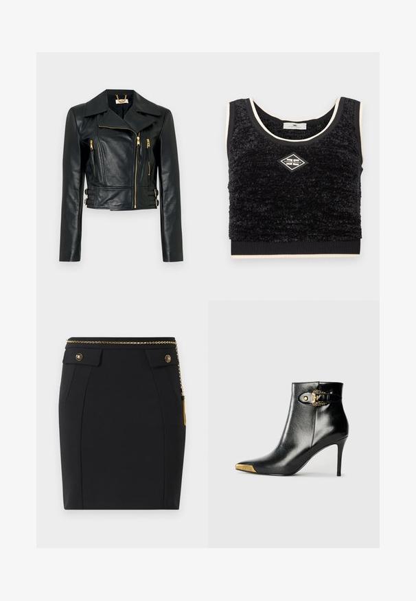 Schwarze Leder-Bikerjacke mit goldenen Reißverschlüssen, asymmetrischem Frontverschluss, breiten Revers und Schnallendetails am taillierten Saum.; Schwarzes, strukturiertes, ärmelloses, kurzes Oberteil mit cremefarbenem Besatz und einem mittig angebrachten, diamantförmigen Logo-Patch mit der Aufschrift "Elisabetta Franchi".; Schwarzer, taillierter Rock mit vorderen Klappentaschen, goldenen dekorativen Knöpfen und einem dünnen goldenen Kettengürtel mit einem Quast auf der rechten Seite.; Schwarzer Knöchelstiefel aus glänzendem Leder mit spitz zulaufender Zehenpartie, Stöckelabsatz und goldfarbener Hardware mit dekorativem Schnallendetail.