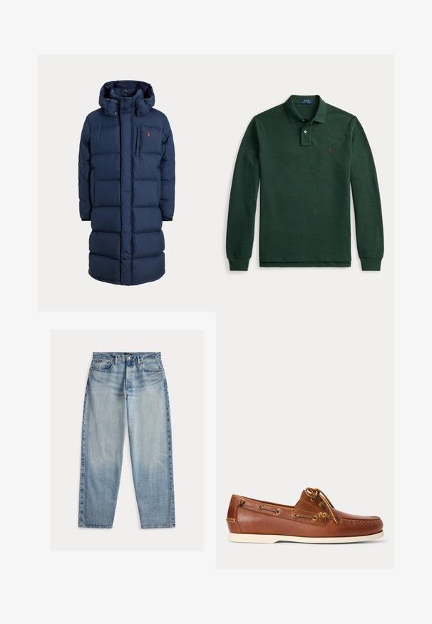 Marineblauer langer Steppmantel mit Kapuze, Frontreißverschluss, Druckknöpfen, Seitentaschen und kleinem roten Logo auf der Brust.; Dunkelgrünes Polo Ralph Lauren Langarmshirt mit Kragen, Knopfleiste mit zwei Knöpfen und kleinem lila Logo auf der linken Brust.; Hellblaue Jeans aus Denim mit lockerem Schnitt. Sie haben eine hohe Taille, fünf Taschen und sichtbare Nähte. Die Oberfläche ist leicht strukturiert.; Brauner Leder-Bootsschuh mit weißer Sohle, oben geschnürte Schnürsenkel und Metallösen entlang der Seiten und der vorderen Naht.