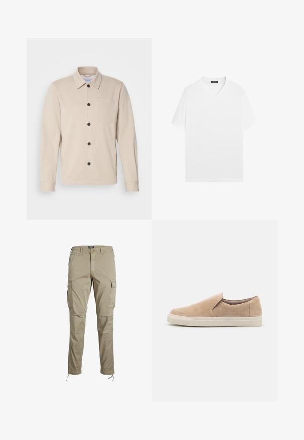 Beige button-up jas van zacht materiaal, met een kraag, voorste zak en zwarte knopen. Lange mouwen met gestikte manchetten.; Effen wit T-shirt met korte mouwen en V-hals, voorzien van een klein zwart merklabel aan de binnenkant van de hals.; Jack & Jones Cargo Tapered Fit - Cargobroek - dune; Beige instapschoen van suède met een ronde neus, elastische zijkanten en een witte rubberen zool met textuuraccenten.