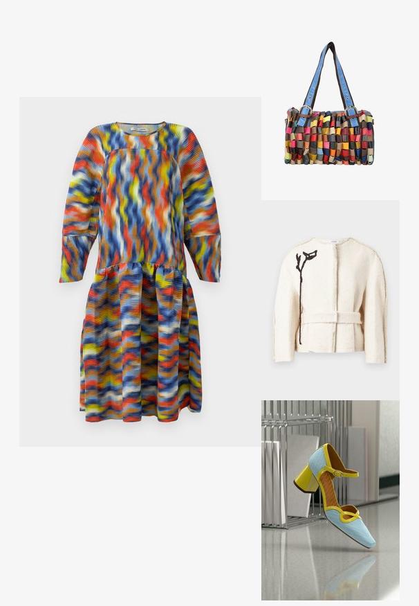 Erdem COCOON CROPPED BELTED JACKET - Winterjas - ivory; Langdurige mouwjurk met een meerkleurig golvend patroon in blauw, oranje, geel en wit, voorzien van een verlaagde taille en een geplooide rok.; Blauwe geperforeerde leren schoen met gele lakleren biezen, enkelbandje en blokhak. Voorzien van een spitse neus en uitsnijdingen in het ontwerp.; Kleine rechthoekige handtas met gevlochten meerkleurige leren stroken en blauwe leren schouderbanden met metalen gespen.