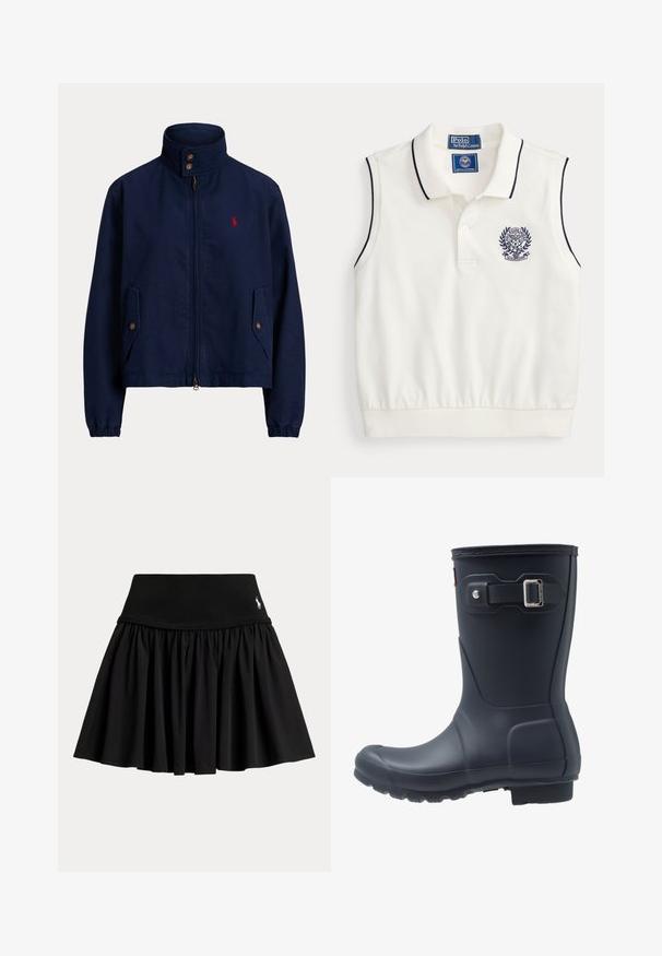 Marineblauwe jas met rits, hoge kraag, klepzakken met knopen, elastische manchetten en klein rood geborduurd logo op de linkerborst.; Mouwloos wit poloshirt met marineblauwe bies op de kraag en armsgaten, geborduurd Wimbledon-wapen op de borst en Polo Ralph Lauren label aan de binnenkant van de kraag.; Zwarte geplooide rok met brede tailleband en klein wit logo geborduurd vlakbij de rechterbovenkant.; Zwarte rubberen regenlaars met een ronde neus, textuurzool en verstelbaar riempje. Gladde oppervlakte met een matte afwerking.