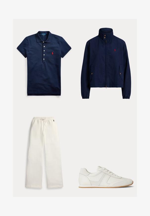 Marineblaue Jacke mit Reißverschluss, hohem Kragen, mit Knöpfen versehene Pattenstaschen, elastischen Bündchen und kleinem roten besticktem Logo auf der linken Brust.; Marineblaues Kurzarm-Poloshirt mit vier weißen Knöpfen und rotem, auf der Brust besticktem Logo, Kragen nach unten gefaltet.; Weiße Sweatpants mit weitem Bein, elastischem Bund, Kordelzug, seitlichen Taschen und kleinem marineblauem Logo nahe der rechten Tasche.; Weißer Sneaker mit niedrigem Schaft, Schnürung vorne, Velours- und Lederpaneelen sowie einer hellbraunen Gummisohle auf weißem Hintergrund.