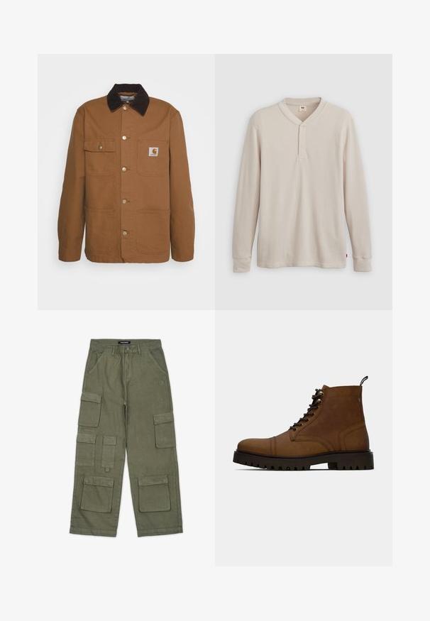 Bruine werkjas gemaakt van duurzaam materiaal met een corduroy kraag, voorzien van vier zakken en metalen knopen aan de voorkant.; Lange mouwen henley-shirt in lichtbeige ribbelstof, met een V-hals, een drieknoopsluiting en manchetten. Rode logo-label aan de onderkant.; Olijfgroene cargobroek van zacht materiaal met meerdere zakken, een rechte snit en gestikte details. Merkl logo op de tailleband.; Bruine leren veterschoenen tot de enkel met dikke zwarte profielzool en een trekband op een witte achtergrond.