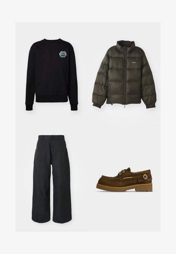 Donkergroene pufferjack met een hoge kraag, ritssluiting, elastische manchetten en zijzakken. Beschikt over een gestikte textuur en minimale branding.; Zwart sweatshirt met een ronde hals, lange mouwen en een textuur met geborduurd logo in groen en wit op de borst. Zachte stof.; Zwarte wijde broek van canvasmateriaal met een knoopsluiting, voorzien van twee voorzakken en een ontspannen pasvorm.; Bruine leren bootschoen met veters, dikke rubberen zool en mocassinstijl stiksels, gezien vanaf de buitenkant tegen een effen achtergrond.