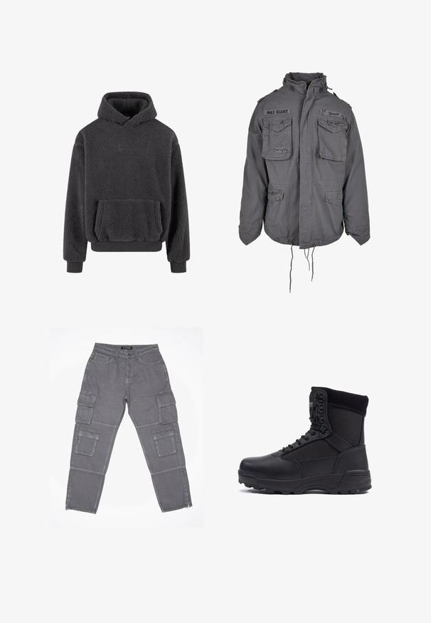 Militærstil grå jakke med høj krave, flere frontlommer, justerbar snor i kanten og broderede tekstdetaljer.; Fleece hoodie i mørkegrå med en tekstureret overflade, en kangaroo-lomme og ribbede manchetter og kant. Har et lille logo på brystet.; Grå cargo bukser med et let struktureret stof, der har flere sidelommer, en lynlåslukning i kanten og en knaplukning i livet.; Sort taktisk støvle med en glat læderoverdel og stofpaneler, høj ankeldesign, snørebånd foran og slidstærk gummisål.