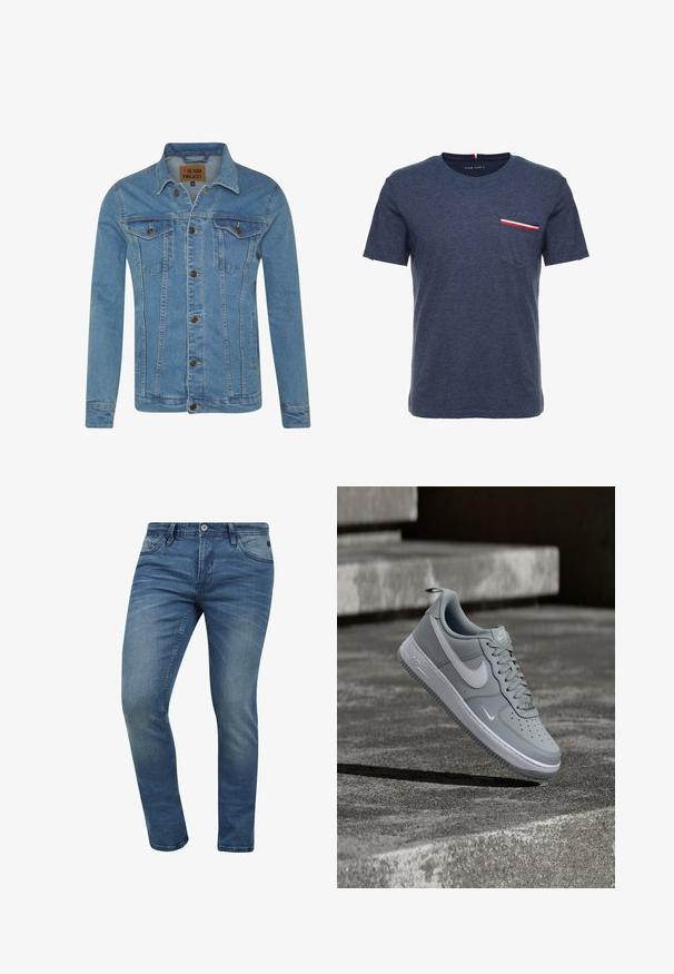 Lyseblå denimjakke med krave, to brystlommer, knaplukninger og kontrastsyninger.; Marineblå bomulds t-shirt med rund halsudskæring og korte ærmer. Har en brystlomme med røde, hvide og sorte stribede detaljer.; Tætsiddende blå denim jeans med en falmet vask, fem lomme-design og lukning med metalknap. Stoffet har en let tekstur og syninger.; Grå Nike Air Force 1 sneaker med hvid Swoosh-logo, svævende over en tekstureret betonoverflade med trapper i baggrunden.
