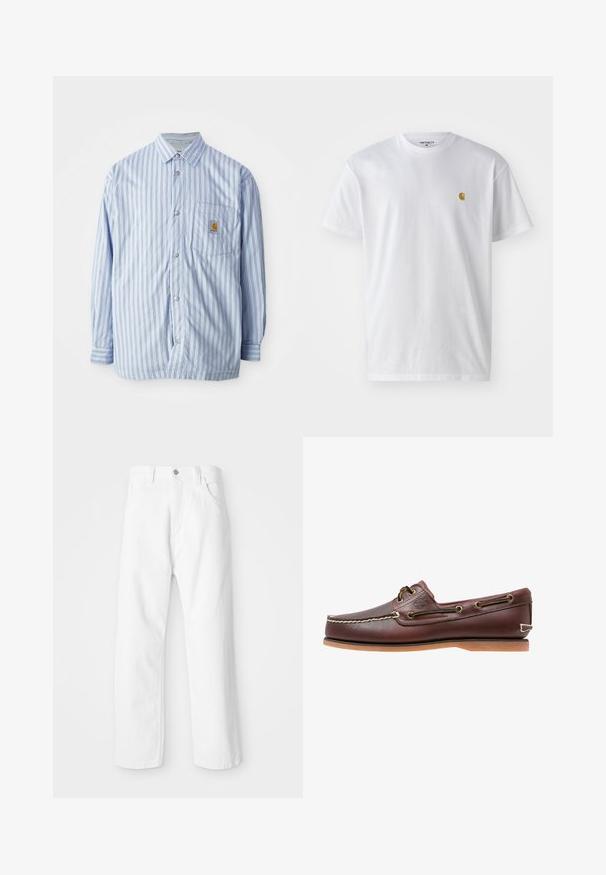 Gestreiftes Hemd in Hellblau und Weiß mit roten Akzenten. Verfügt über eine Brusttasche und lange Ärmel. Hergestellt aus einem glatten Stoff.; Weißes Baumwoll-T-Shirt mit kurzen Ärmeln, Rundhalsausschnitt, mit einem kleinen goldenen Logo im linken Brustbereich. Weicher Stoff und normale Passform.; Weiße Denim-Hosen mit geradem Bein, ausgestattet mit einem Frontknopf und einem Reißverschluss, fünf Taschen und einem sauberen, strukturierten Finish.; Brauner Leder-Bootsschuh mit weißen Nähten, Schnürdetails und hellbrauner Gummisohle, seitlich auf weißem Hintergrund gezeigt.