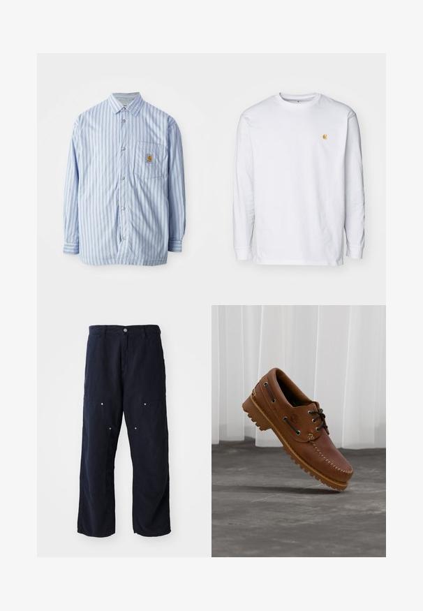 Stribet skjorte i lyseblå og hvid med røde accenter. Har en brystlomme og lange ærmer. Fremstillet af et glat materiale.; Hvid langærmet t-shirt lavet af bomuld. Har et lille gyldent logo på brystet og en rund halsudskæring. Enkel design og standard pasform.; Marineblå brede bukser lavet af bomuld med en struktureret overflade. Har to frontlommer med knapdetaljer og en frontlukning med knap.; Brun læder bådsko med sorte snørebånd, beige syninger og en robust sål, hængende over en grå betongulv.