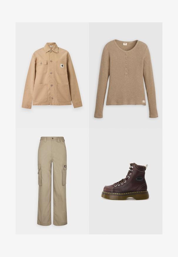 Béžová zapínacia bunda so štyrmi prednými vreckami, jedno vrecko má čierno-bielu nášivku s logom Carhartt.; Béžové henley tričko s dlhým rukávom, pletené v tvare vafle, s okrúhlym výstrihom a päťgombíkovým zapínaním, položené na bielom pozadí.; Bežové cargo nohavice vyrobené z odolného materiálu, s voľným strihom, viacerými bočnými vreckami a elastickým pásom s gombíkovým zapínaním.; Hnedá kožená členková obuv s textúrovaným povrchom, striebornými očkami a žltým prešívaním. Má masívnu priehľadnú podrážku a pútko na vytiahnutie.