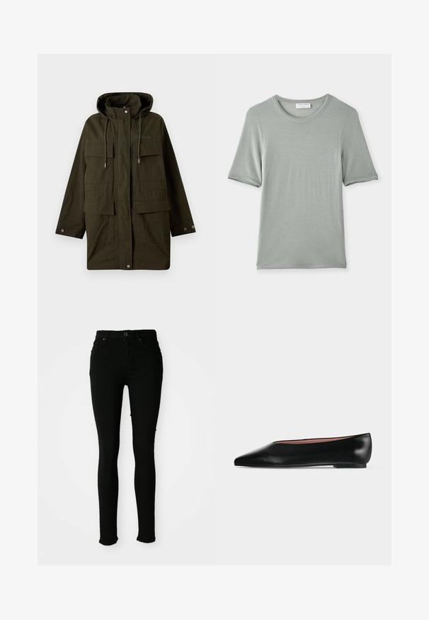 Donkergroene parka met capuchon, ritssluiting aan de voorkant, drukknopen, trekkoord in de capuchon en vier grote klepzakken.; Korte mouwen, ronde hals t-shirt in lichtgrijs, gemaakt van zachte stof met een gladde textuur en subtiele stiksels op de mouwen en de halslijn.; Zwarte skinny jeans van denim met een gladde textuur, voorzien van een knoopsluiting, riemlussen en zonder zichtbare beschadigingen.; Zwarte leren damesschoen met platte zool, puntige neus en lage hak, zijwaarts afgebeeld tegen een effen lichtgrijze achtergrond.