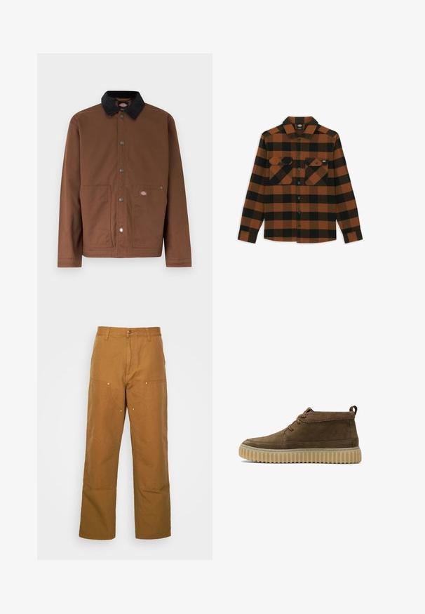 Chaqueta marrón con botones, cuello negro, dos bolsillos delanteros y un pequeño parche con logo en el bolsillo derecho.; Camisa de manga larga en un patrón de cuadros naranja y negro, hecha de una tela texturizada. Presenta dos bolsillos en el pecho y cierre frontal con botones.; Pantalones utilitarios de algodón marrón con un diseño de pierna recta, que cuentan con bolsillos frontales y acentos de metal para mayor durabilidad.; Botines de ante marrón con punta redondeada, costuras mínimas y suela de goma gruesa y texturizada. Presenta un diseño de cordones y una pestaña en el talón.