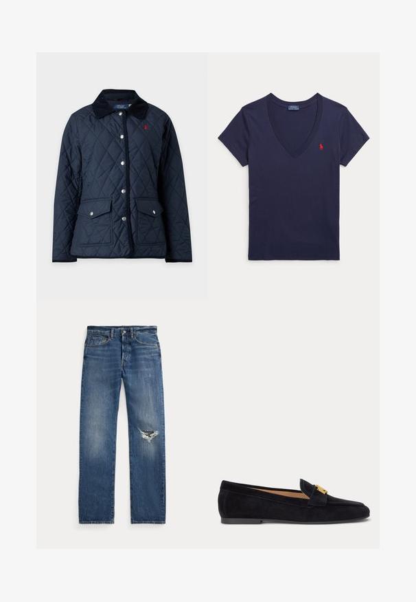 Marineblaue gesteppte Jacke mit schwarzem Kragen, Druckknopfverschluss vorne, zwei Klappentaschen und rotem gesticktem Logo auf der Brust.; Marineblaue Kurzarm-V-Ausschnitt-T-Shirt mit kleinem roten, gesticktem Polo Ralph Lauren Logo auf der linken Brust.; Blaue Jeans aus Denim mit mittelhohem Bund, fünf Taschen und einem fransigen Riss am rechten Knie.; Schwarzer Wildleder-Flachslipper mit niedrigem Absatz und goldener dekorativer Schnalle am Obermaterial, Seitenansicht auf hellem einfarbigem Hintergrund.