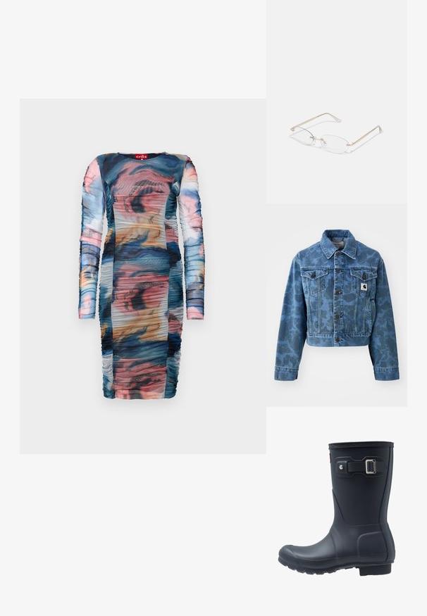 Geknipte denimjas in blauw met een subtiel camouflagepatroon, voorzien van een puntige kraag, voorzakken en donkere knopen. Carhartt logo patch.; Middellange mouw jurk met een meerkleurig abstract patroon en plooien. Gemaakt van doorzichtig, glad materiaal met sprankelende accenten.; Zwarte rubberen regenlaars met een ronde neus, textuurzool en verstelbaar riempje. Gladde oppervlakte met een matte afwerking.; Gouden metalen bril met ovale lenzen, slanke armen en transparante neus pads. Heeft subtiele scharnieraccenten en transparante lenzen.