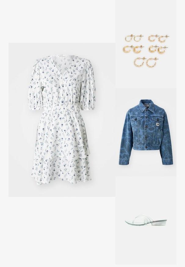 Chaqueta de mezclilla recortada en azul con un sutil patrón de camuflaje, con un cuello puntiagudo, bolsillos frontales y botones oscuros. Parche del logo de Carhartt.; Vestido floral blanco con patrones azules, mangas cortas abullonadas, escote en forma de V, cierre de botones, cintura fruncida y dobladillo con volantes en capas.; Sandalia tipo slide transparente con tacón de bloque bajo y una sola tira ancha sobre los dedos, mostrada sobre fondo blanco.; Conjunto de pendientes color oro, que presentan diferentes formas: aros pequeños, media lunas voluminosas y acentos de cadena. Acabados lisos y texturizados.