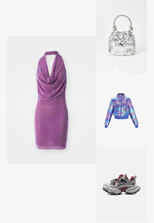 Iridescent cropped puffer takki, jossa on korkea kaulus, vetoketjulukko, kaksi etutaskua sekä elastiset hihansuut ja helma purppuran ja sinisen sävyissä.; Violet mekko, jossa on naruolkaimet ja laskostettu etuosa sekä koko mekkoa peittävä paljettikuvio. Tiukka siluetti, jossa on sileä pinta. Lyhyt pituus.; Hopea ja marjapuurotainen lenkkari, jossa on paksu kuvioitu pohja, punaiset kengännauhat, mustat verkkopaneelit ja sivussa "KOI"-logo.; Pyöreä hopea käsilaukku, joka on peitetty heijastavilla strasseilla. Laukussa on punottu kahva ja pieni logo etupuolella. Yhtenäinen sileä pinta.