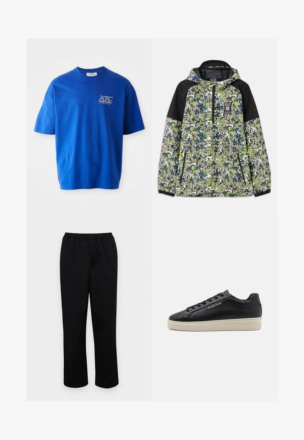 Jas met capuchon en halve rits, voorzien van een blauw, groen, wit en beige camouflagepatroon met zwarte schouderpanelen en ritszakken aan de voorkant.; Blauwe katoenen T-shirt met korte mouwen, voorzien van een grijs logo op de bovenste linkerborst, ronde hals en een relaxte fit.; Zwarte, halflange broeken met een elastische tailleband. Gemaakt van een soepel stof, met een ontspannen pasvorm en zonder zichtbare zakken of versieringen.; Zwarte leren sneaker met een gladde afwerking, contrasterende crèmekleurige zool, ronde neus, gouden logo aan de zijkant en zes gaatjes voor veters.