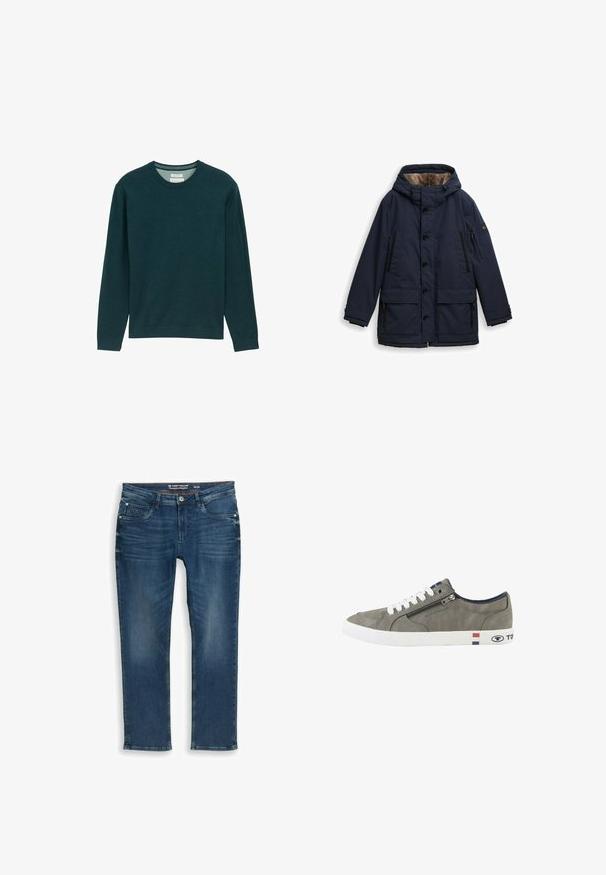 Parka isolante bleu marine avec une capuche doublée en polaire, plusieurs poches, fermetures à boutons et à zip, et manches ajustables. Matériau texturé.; Sweat-shirt à manches longues vert foncé avec un col rond côtelé, texture douce et un détail de logo subtil à l'avant. Coupe classique.; Jean droit bleu foncé en denim. Il présente des poches avant et une braguette zippée, avec un léger délavage et des détails de couture sur la ceinture.; Baskets basses grises avec lacets blancs, fermeture éclair latérale et semelle blanche ornée de rayures rouges, blanches et bleues ainsi que du logo Tom Tailor.