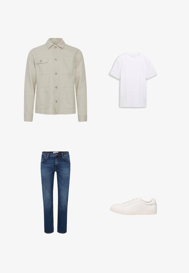 Beige katoenen jack met een knoopsluiting aan de voorkant, een puntkraag, twee borstzakken en twee lagere zakken. Gestructureerde stof met zichtbare stiknaden.; Effen witte T-shirt met korte mouwen en ronde hals, plat gelegd op een witte achtergrond.; Donkerblauwe jeans met een recht model, vijf-pocket stijl en contrasterende stiksels. Standaard tailleband met knoopsluiting.; Witte low-top sneaker met veterluiting en platte zool, weergegeven in zijprofiel op een witte achtergrond.