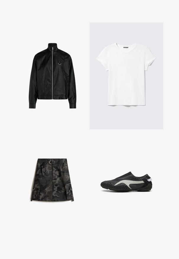 Sort jakke i kunstlæder med lynlås og høj krave, subtil krokodillestruktur, lange ærmer og en lille metal D-ring detalje på brystet.; Enkelt hvid T-shirt med korte ærmer og V-hals, med et lille "WEEKDAY" mærke indeni kraven, vist mod en lysegrå baggrund.; Kamuflage nederdel i mørkegrå og sort, med en frontlynlås, bælte med sølvspænde og to cargo-lommer med ringe.; Sort slip-on sko med tekstureret gummisål og hvidt ruskindsbølge-design på siden, elastisk åbning og trækflig ved hælen.