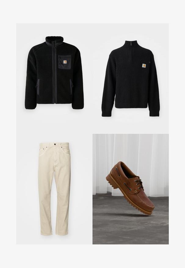 Sort fleecejakke med lynlås foran, høj krave og struktureret stof. Har en brystlomme og sidelommer med lynlåse.; Sort ribbet strikket sweater med høj hals, halv lynlås og en lille brystlomme med et logo. Langærmer og struktureret stof.; Beige, bomuldsbukser med lige pasform, fem lommer og metalhardware detaljer. Glat tekstur med minimale syninger.; Brun læder bådsko med sorte snørebånd, beige syninger og en robust sål, hængende over en grå betongulv.