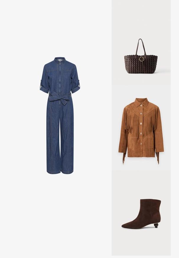 Brun ruskindsjakke med sølvknapper og lange frynser på tværs af bryst og ærmer, med krave og to forlommer.; Denim jumpsuit med lynlås foran, krave, korte oprullede ærmer og bælte i taljen. Rig blå farve med synlige sømme og brede ben.; Mørkebrun ruskindsfotokort støvle med spids tå og lav rund dekorativ hæl på ensartet lys baggrund.; Mørkebrun flettet tote taske med to håndtag og en gylden cirkulær spænde detalje i midten mod en ensfarvet baggrund.