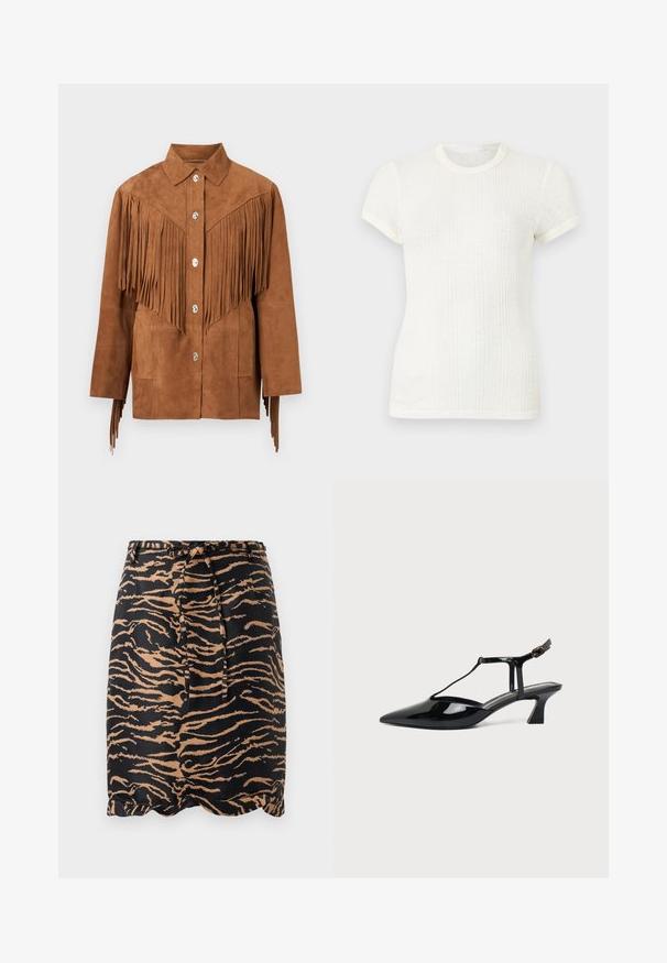 Braune Wildlederjacke mit silbernen Knöpfen und langen Fransen über Brust und Ärmeln, mit Kragen und zwei Vorderentaschen.; Weißes, kurzärmeliges, geripptes Strick-T-Shirt mit rundem Ausschnitt und leicht aufgepufften Ärmeln.; Schwarzer und brauner, tigerstreifiger Rock aus glattem Stoff, mit einem Bindeband in der Taille und einem gewellten Saumdesign.; Schwarzer Slipper aus Lackleder mit spitz zulaufender Kappe, T-Riemen und niedrigem, schrägem Blockabsatz vor weißem Hintergrund.