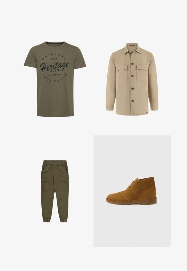 Veste-chemise beige à manches longues avec deux poches poitrine à rabat, poches latérales, col classique, et boutons marron.; T-shirt en coton vert olive avec un col rond, comportant un texte imprimé noir : "Original No. 1 Heritage Blend Claim Your Rights" dans un design circulaire.; Pantalon cargo vert olive en mélange de coton, avec une taille élastique, plusieurs poches avant et des poignets effilés aux chevilles.; Botte désert en daim marron montant à la cheville avec deux œillets et semelle en crêpe sur fond gris clair uni.