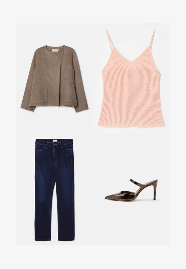 Vanessa Bruno CHANN - Lichte jas - taupe; Perzikkleurige gebreide camisole, met dunne verstelbare bandjes, een V-hals ontwerp, geribbelde textuur en een rechte zoom.; Donkerblauwe spijkerbroek met slim fit, vijf zakken, stikselaccenten en rechte pijpen. Voorzien van een knoop- en ritssluiting.; G glanzende donkerbruine mule met spitsen neus en hoge hak met een smalle band over de wreef op een effen witte achtergrond.