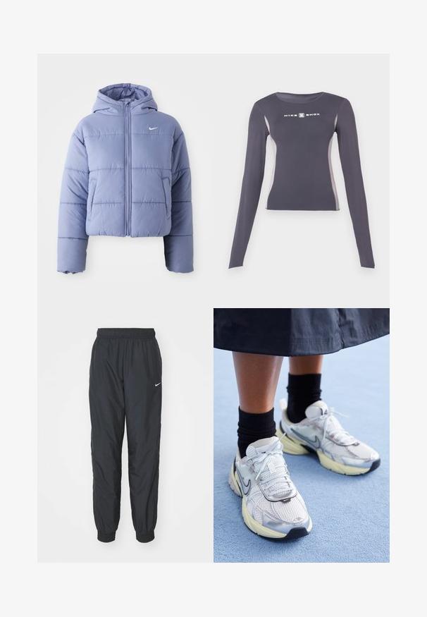 Gekürzte Steppjacke in hellem Lavendel, ausgestattet mit einer Kapuze, Frontreißverschluss und horizontalen Nähten. Linke Seitentasche und Nike-Logo-Akzent.; Dunkelgraues, langärmliges, eng anliegendes Sportoberteil mit hellgrauen Seitenpaneelen und weißem "Nike Shox"-Logo auf der Brust.; Schwarze Nike Jogginghosen aus leichtem Material, mit elastischem Bund und Bündchen, versehen mit einem kleinen weißen Logo am linken Bein.; Weiße und silberne Nike-Sneaker aus Mesh-Gewebe, mit reflektierenden Akzenten und einer beigen Sohle. Getragen mit schwarzen Socken und stehend auf einer blauen Fläche.