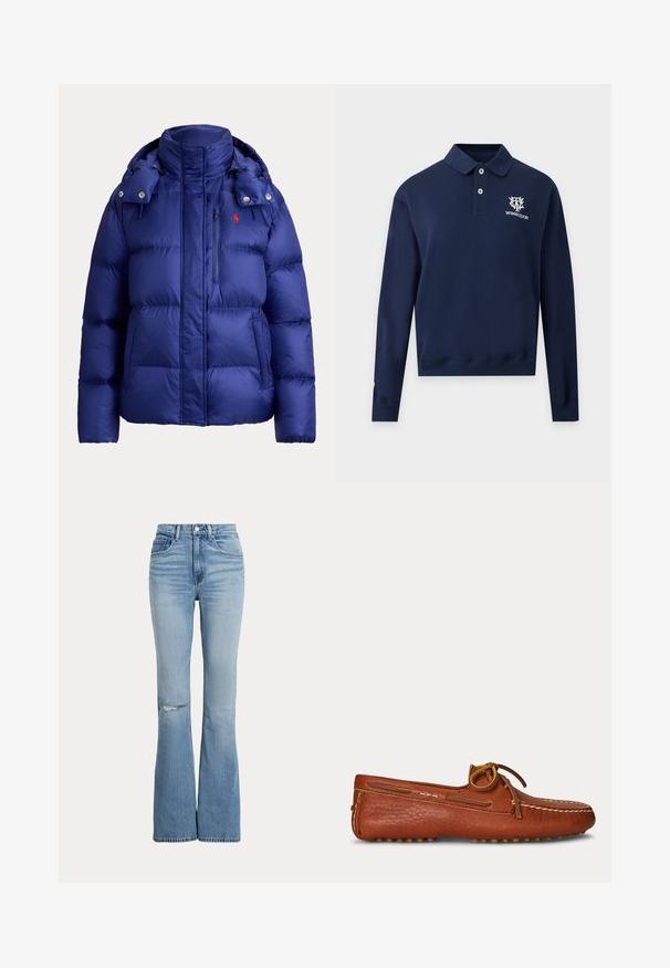 Blauwe gewatteerde jas met hoge kraag, ritssluiting borstzak, twee zijzakken en afneembare capuchon met drukknopen.; Navy blauw poloshirt met lange mouwen, twee knopen en wit Wimbledon-logo op de linkerborst.; Lichtblauwe high-waist flared jeans met voorzakken, knoop- en ritssluiting en een kleine scheur op de linkerknie.; Bruine leren mocassin met gestikte details en een gestrikte veter op een effen lichte achtergrond, gezien van opzij.
