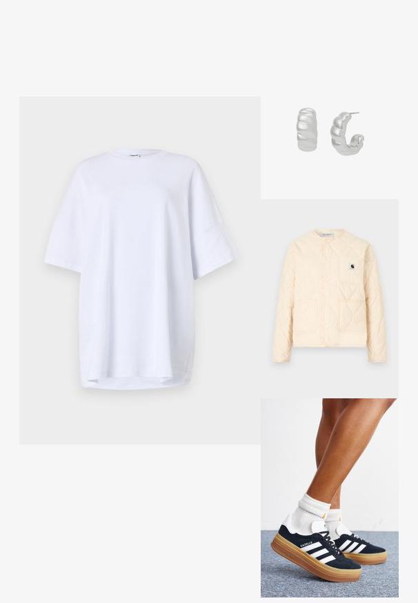 Cremefarbene gesteppte Jacke mit rundem Ausschnitt, Druckknopfverschluss, drei Vorderentaschen und einem kleinen schwarz-weißen Logopatch auf der Brusttasche.; Oversized, kurzärmliges weißes T-Shirt aus Baumwolle. Runder Halsausschnitt, Seitenschlitze am Saum und glatte Textur ohne sichtbare Muster oder Akzente.; Beine mit weißen Socken und schwarzen Adidas Gazelle Sneakers mit weißen Streifen und dicken braunen Sohlen auf einem grauen Teppichboden.; Silberne Creolen mit verdrehtem Design. Glatte Textur, runde Form und polierte Oberfläche. Inklusive Nadelverschluss für sicheren Halt.