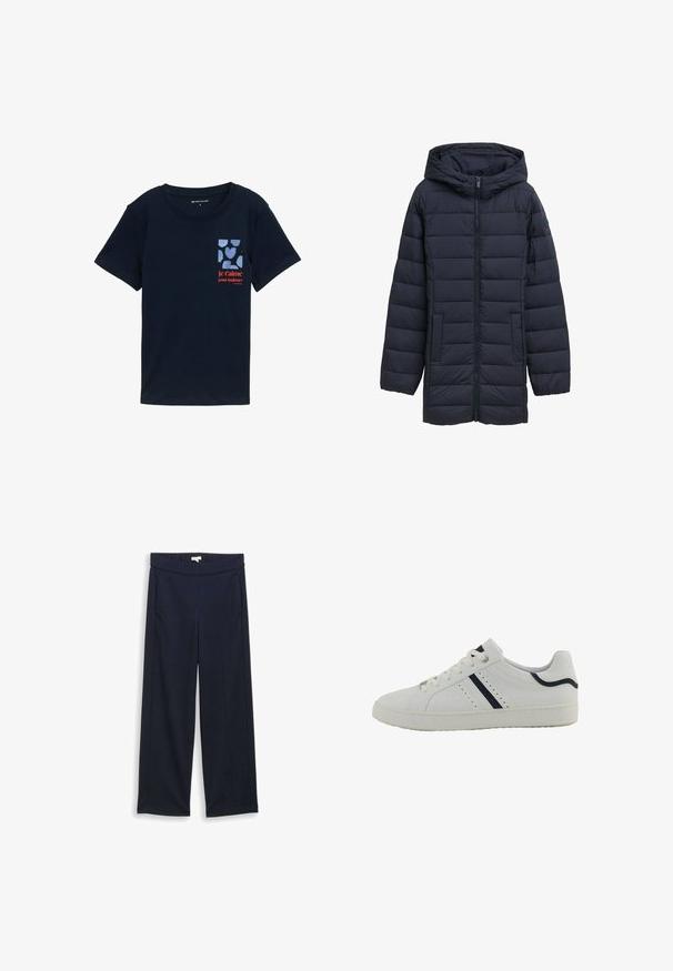 Veste matelassée bleu marine avec capuche, fermeture éclair devant, deux poches latérales et design matelassé horizontal. Texture lisse et détails minimaux.; T-shirt en coton bleu marine à manches courtes, avec une impression de poche ornée de cœurs bleus et un texte rouge disant "je t'aime pour toujours."; Pantalons larges navy en tissu doux, dotés d'une taille élastique et de poches latérales. Texture lisse avec des détails minimaux.; Basket en synthétique blanche avec un profile bas, présentant des rayures diagonales bleu marine, des perforations sur le côté, et une semelle en caoutchouc texturé.