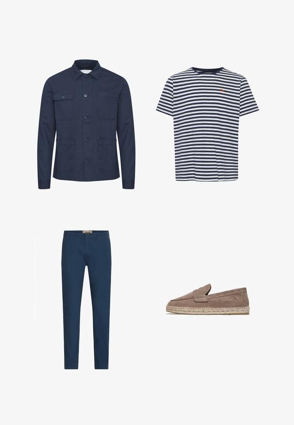 Chaqueta de botón color azul marino hecha de tela suave, con dos bolsillos en el pecho y dos bolsillos frontales. Diseño minimalista con cuello.; Camiseta de manga corta a rayas azul marino y blanca, hecha de algodón, con un pequeño logotipo naranja en el pecho. Diseño de cuello redondo.; Pantalones de hombre con corte ajustado en azul marino, con pasadores para cinturón, cierre frontal de botón y bolsillos laterales, presentados sobre un fondo blanco.; FRED MARTIN COLLECTION MARBELLA - Alpargatas - taupe suede