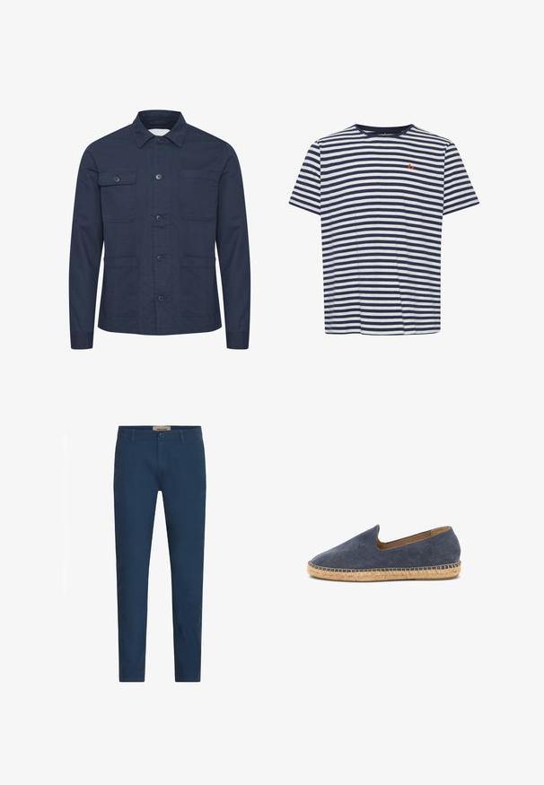 Donkerblauwe knoopjack van zacht materiaal, met twee borstzakken en twee voorzakken. Minimalistisch ontwerp met een kraag.; Kortekorte T-shirt in marineblauw met witte strepen, gemaakt van katoen, met een klein oranje logo op de borst. Ronde hals ontwerp.; Marineblauwe slim-fit herenbroek met riemlussen, sluiting met knoop aan de voorkant en zijzakken, tentoongesteld tegen een witte achtergrond.; Marineblauwe slip-on espadrille met canvas bovenwerk en gevlochten jute zool, laag uitgesneden ontwerp met beige voering aan de binnenkant.
