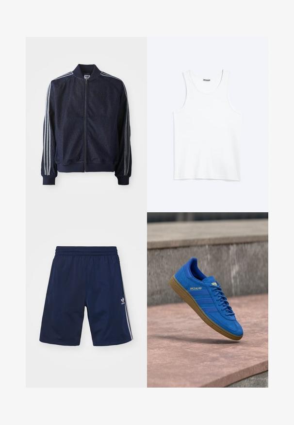 Marineblauwe denimjack met een ritssluiting aan de voorkant, geribbelde manchetten en drie witte strepen langs elke arm. Het heeft een klein logo op de borst.; Wit mouwloos hemdje met ronde hals en Weekday-merklabel aan de binnenkant van de achterkraag, plat weergegeven op een lichte achtergrond.; Marineblauwe sportshorts van een lichte stof, met een elastische tailleband en drie witte strepen aan de zijkanten. Adidas-logo zichtbaar.; Blauwe Adidas Spezial sneaker met rubberen zool, veters geknoopt, hangend boven een glad stenen oppervlak nabij een grijze betonnen muur.