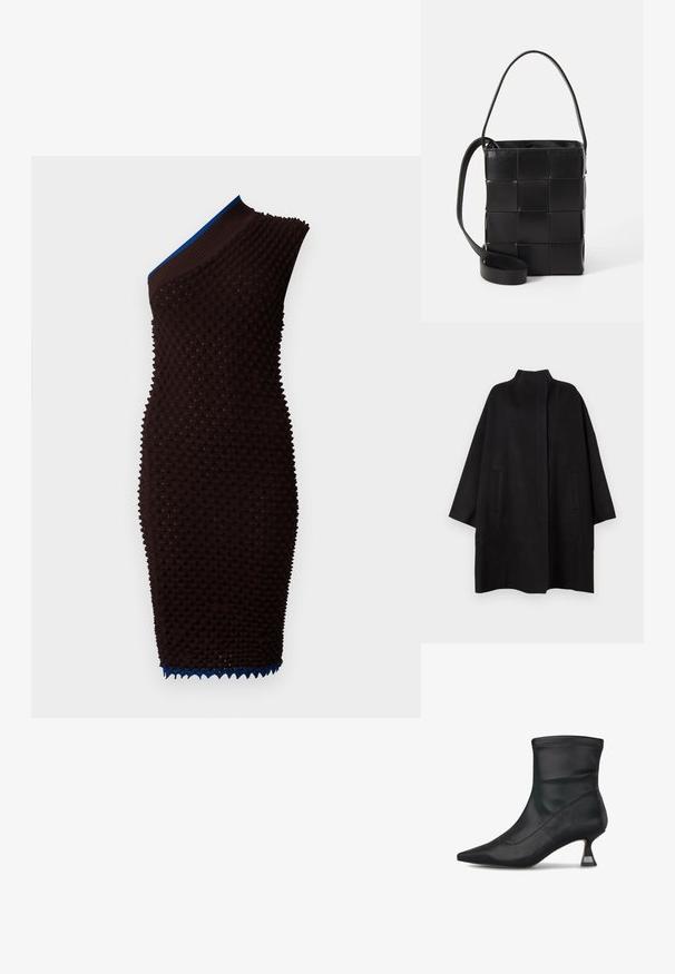 Manteau noir surdimensionné avec un col montant, doté de deux poches avant et d'une texture lisse. Design simple avec une silhouette droite.; Robe tricotée marron avec une surface texturée et un design asymétrique sur une épaule. Présente un col côtelé bleu et des détails de ourlet ondulé.; Bottine noire avec un bout pointu et un petit talon évasé présentant un accent métallique, fabriquée en matériau lisse et extensible.; Sac en cuir noir avec un design tissé. Forme rectangulaire, courte anse et sangle ajustable. Texture lisse avec une finition mate.
