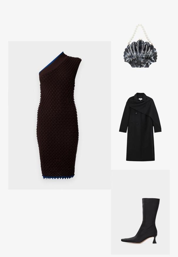 Sort lang uldfrakke med asymmetrisk kappe, snitkrave, to-knaps lukning og sidelommer.; Brun strikket kjole med tekstureret overflade og design med én skulder. Har en blå ribbet halsudskæring og bølget detaljering i kanten.; Sort læderstøvle, der går til midt på læggen, med spids tå og buet lav hæl, mod en ensartet lys baggrund.; Sort og grå marmoragtig skalsformet clutch med lukning og en håndtag lavet af store hvide perler.