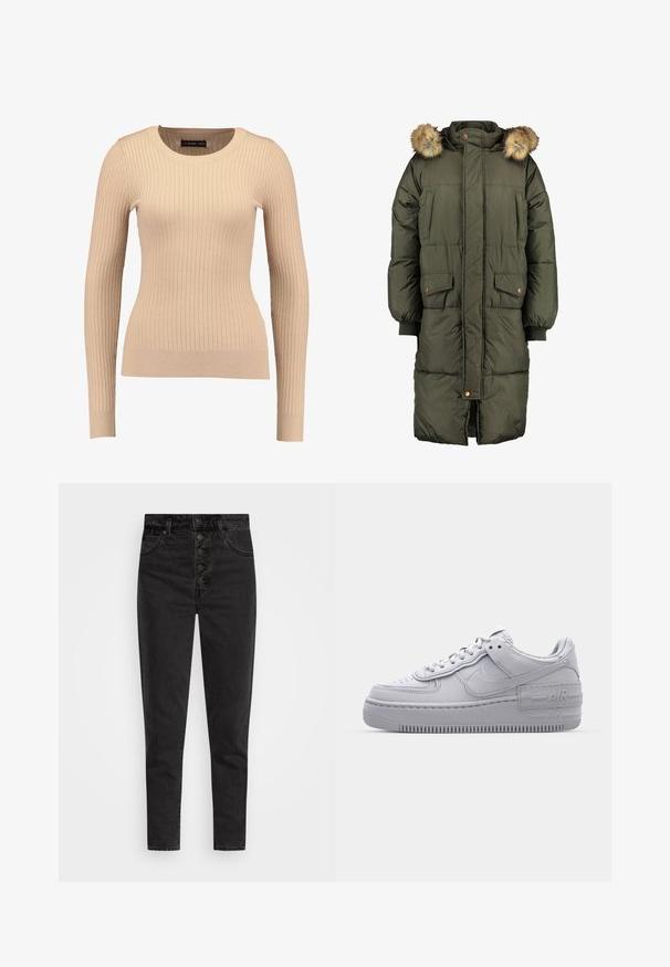 Olivengrøn pufferjakke med hætte og faux fur trim, der har to frontlommer og et quiltet mønster. Lukning med knapper og lynlås.; Ribbet langærmet sweater i lys beige, lavet af strækbart stof. Har en rund halsudskæring og tætsiddende silhuet med ribbede manchetter.; Højtaljede sorte denimjeans med knaplukning, fem lommer og slim fit. Glat tekstur med minimal falmet og uden udsmykninger.; Grå Nike Air Force 1 sneakers med perforeret tå, glat læderoverdel, tyk sål og præget 'AIR' detalje på hælen.