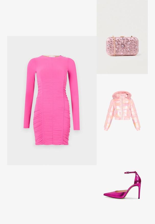 Kort puffet jakke i skinnende lyserødt materiale med hætte af kunstpels. Har sidelommer med lynlås og elastiske manchetter. Reflekterende tekstur over det hele.; Figurtilpasset kjole med lange ærmer i lysende pink. Har rynket tekstur, rund halsudskæring og sidelæg med en lille metallisk detalje.; Lys pink metallic højhælet pumpe med spidse tæer, ankelrem og tekstureret overflade. Har en slank stiletthæl og en glat indvendig. ; Lyserød satin clutch med juvelbesætninger, rektangulær form, guld kæde og lås, prydet med et blomstermotiv i rhinsten.