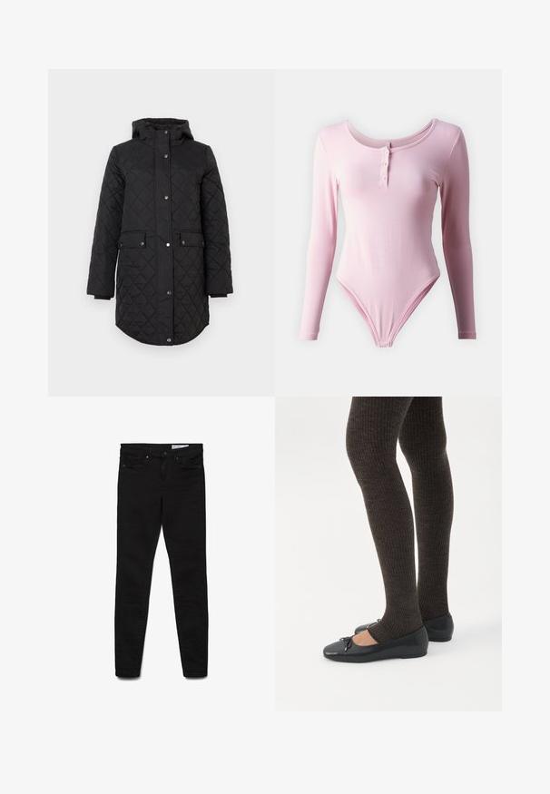 Sort quiltet jakke med hætte, der har trykknapper og to forlommer, designet med en længere længde og en rundet kant.; Langærmet lyserød bodysuit med rund hals, der har en tre-knap lukning og en tætsiddende silhuet, fremstillet af strækbart stof.; Sorte skinny jeans lavet af denimstof, med klassisk design med fem lommer, lynlås og diskrete syningsdetaljer.; Ben iført mørke ribbede leggings kombineret med sorte balletsko med små sløjfedetaljer på hvid baggrund.