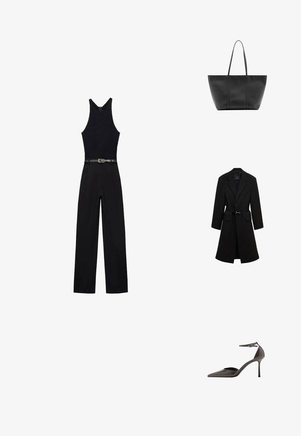Sort skrædderjakke med bæltestrop i taljen, spids lapels og to forlommer. Glat stof med en struktureret silhuet.; Sort jumpsuit med en tætsiddende, ærmeløs top med en rund halsudskæring og brede ben. Inkluderer et sort bælte med en sølvspænde.; Brun laklæder højhælet pump med spids tå, ankelrem og tynd stiletthæl. Glat tekstur og minimalistisk design.; Sort læder tote taske med lange slanke håndtag, en tekstureret overflade og en bred åben top.