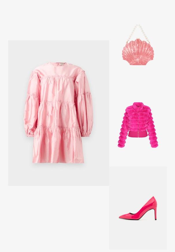 Faux-Fur-Jacke in leuchtendem Pink, mit einem plüschigen, segmentierten Design, Reißverschluss und tailliertem Saum. Lange, abgerundete Ärmel mit strukturierter Oberfläche.; Rosenrotes Satin-Kleid mit langen Puffärmeln, gerafften Schichten und elastischen Akzenten. Verfügt über einen runden Ausschnitt und einen Reißverschluss auf der Rückseite.; Leuchtend pinkfarbene lackierte High-Heels mit spitzer Zehenform und schlanker Silhouette, ausgestattet mit einem dünnen Stiletto-Absatz und schwarzem Innenleben.; Rosa durchscheinende Clutch in Muschelform mit einem Griff aus Perlenkugeln und einem Verschluss mit Perlenverzierung.