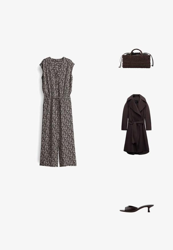 Dunkelbrauner langer Trenchcoat mit breiten Revers und passendem Stoffgürtel, der in der Taille gebunden ist, vor weißem Hintergrund dargestellt.; Schwarzer und cremefarbener gemusterter Jumpsuit mit kurzen Ärmeln, V-Ausschnitt und elastischem Bund. Der Stoff wirkt leicht und hat ein fließendes Design.; Schwarze offene Mule-Sandale mit niedrigem geschwungenem Absatz und glattem Lederobermaterial vor weißem Hintergrund.; Rechteckige dunkelbraune gewebte Handtasche mit zwei kurzen Griffen und einem schwarzen Stoffbeutel mit Kordelzug innen.