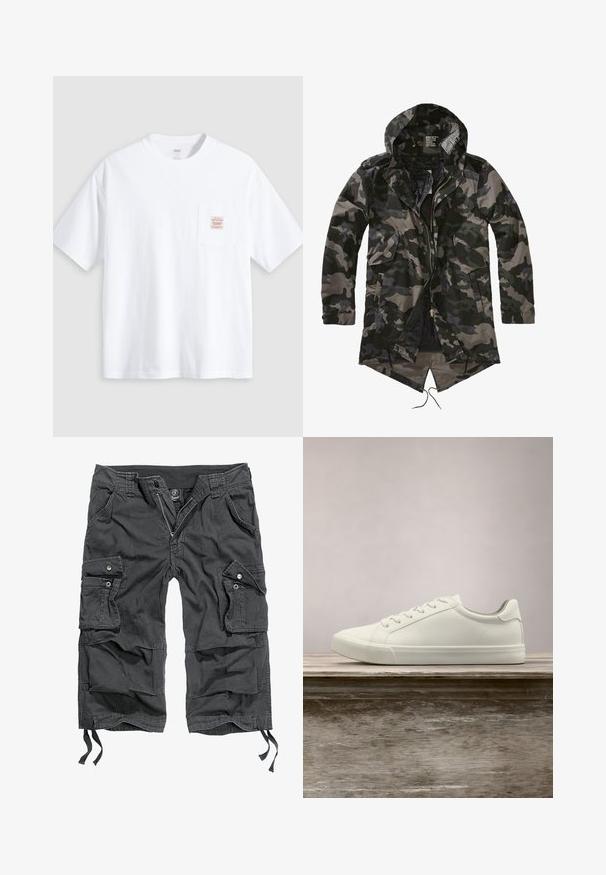 Camouflage-Parka-Jacke mit Kapuze, Reißverschluss vorne, zwei Seitentaschen und einem längeren Rücken. Die Farben umfassen verschiedene Schattierungen von Dunkelgrün und Grau.; Weißes T-Shirt mit kurzen Ärmeln und Rundhalsausschnitt sowie einer kleinen Brusttasche vorne mit einem beige-roten rechteckigen Label.; Schwarze Cargo-Shorts aus Baumwolle, mit mehreren seitlichen Taschen, einem Reißverschluss, verstellbaren Kordeln am Saum und einer lockeren Passform.; Weiße Schnürsneaker, die über einer Holzbank mit grünem Laub im Hintergrund schweben und das Schuhdesign sowie die Textur zeigen.