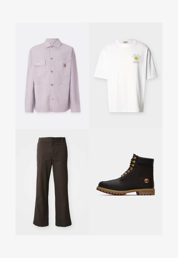 Lyslilla arbejdsjakke lavet af holdbart stof, med kraveskærm, to forlommer, trykknapper og et logo-patch på venstre lomme.; Hvid T-shirt med korte ærmer med lille gul solgrafik og teksten "Scotch & Soda Amsterdam" på venstre bryst.; Brune, flagrende bukser med en glat tekstur, der har en frontlukning med knap og lommer på siderne. Simpel og lige design.; Sorte læder ankelstøvle med gyldne øjer, brune detaljer og gummisål. Har en polstret krave og præget logo på siden.
