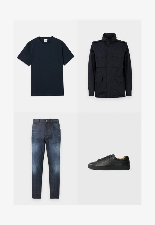 Sort militærinspireret jakke med høj krave og fire klaplommer, vist mod en ensartet lys baggrund.; Ensfarvet mørkeblå kortærmet t-shirt med rund hals og lille præget logo nær den nederste kant.; Mørkeblå jeans med tætsiddende pasform, med falmede områder på lår og knæ, forlommer, bæltestropper og knaplukning ved taljen.; Sorte lavtop lædersneakers med tekstureret overflade, sorte snørebånd og tyk gummisål, vist fra siden på en lys baggrund.